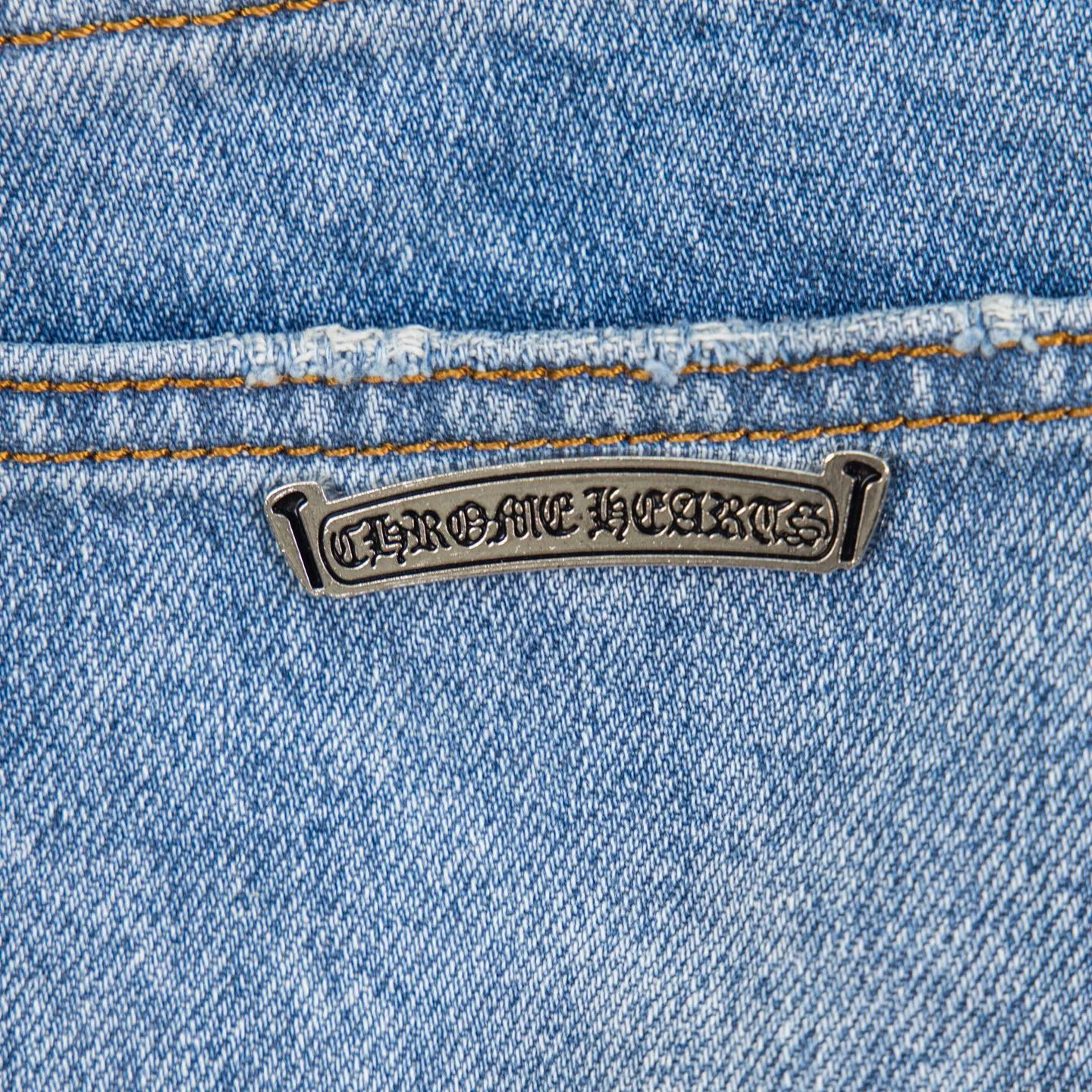 P260 (Higher version, evergreen version) Chrome Hearts 25FW CH blue trousers pink leather cross bamboo jeans. They adopt patchwork elements, mostly in the shape of a cross, with glitter on the leather surface. Unique design, simple and elegant details, exquisite workmanship, neat lines of the entire trousers, and perfect details! It’s also so cool that both men and women can easily control it. It’s a gender-neutral trendy up version. Style number: 1728 Color: blue pants and pink leather Size: 28 30 32 34 36